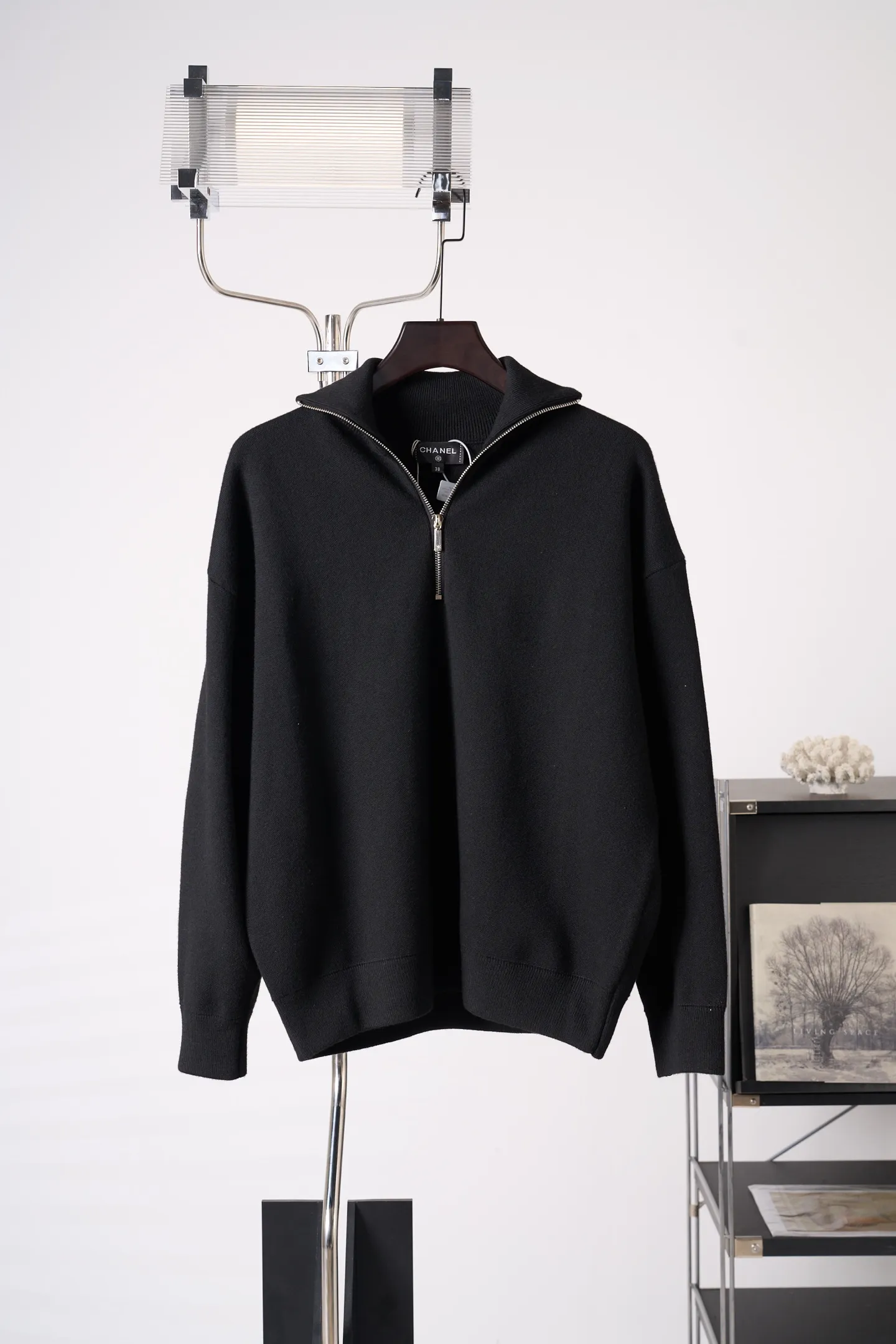 [In-Stock] CHANEL/Chanel Stand Collar Wool and Silk Logo Logo Pullover Sweater [In Stock] 36 38 40 42 Authentic 28,000 purchase and development, 46-count wool blended double-ply yarn, imported from Germany (SOTO) loom, hand-stitched logo, wool enzyme washing, customized 1:1 hardware, customized 1:1 zipper, customized 1:1 trademark, fitted version, hand washing recommended (this product is made of wool and is not easy to machine wash)